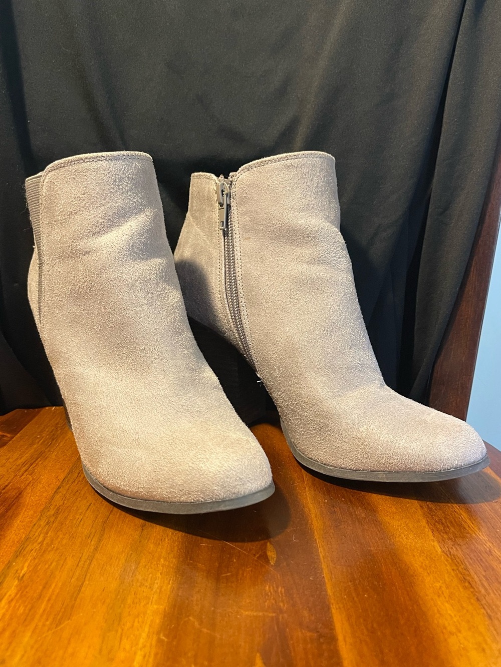 Fergalicious NWT Grey Faux Suede Elastic Gore Block Heel Ankle Booties Boots 7.5